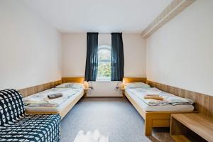 Sezimovo Ústí维加汽车旅馆的一间客房配有两张床和一张沙发