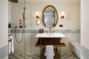 苏黎世苏黎世小型豪华大使酒店的一间带水槽和镜子的浴室