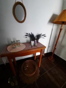 巴尔韦尔德Mi Piriposa的一张桌子,上面有两杯眼镜和镜子