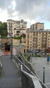那不勒斯Chicco's Suite的城市中一条有建筑背景的走道