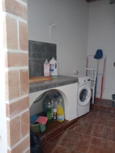 巴尔韦尔德Mi Piriposa的厨房配有洗衣机和洗衣机。