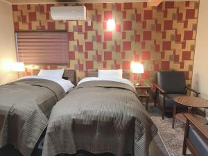 京都京都祗园佐野旅馆的一间卧室配有两张床和椅子