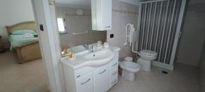 圣欧费米亚拉默齐亚Casetta GGG的浴室配有白色水槽和卫生间。