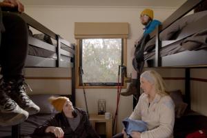 摇篮山Cradle Mountain Wilderness Village的一组人在带双层床的房间里