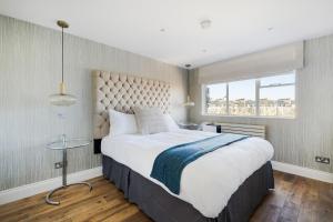 伦敦Luxury 3 Bedrooms Apartment in Central London的一间卧室设有一张大床和一个窗户。