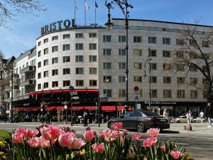 柏林柏林布里斯托尔酒店的前面有一堆粉红色花的建筑