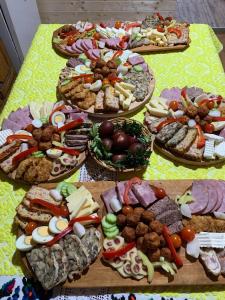 VăleniCasa Utan的盘子上装满不同种类食物的桌子
