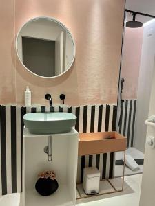 特罗佩阿S'O Suites Tropea的一间带水槽和镜子的浴室