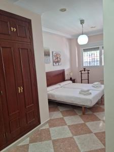 阿尔科斯-德拉弗龙特拉Piso Levante的一间卧室配有一张床和一扇木门