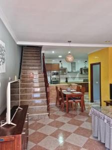 阿尔科斯-德拉弗龙特拉Piso Levante的客厅设有楼梯和桌椅