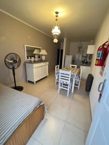 乌拉圭河畔康塞普西翁Altos de Artusi的一间卧室配有一张床,厨房配有桌子
