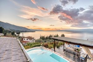 卡梅纳维洛拉Magical view, Villa Asproneri, Kamena Vourla的水景度假屋 - 带游泳池