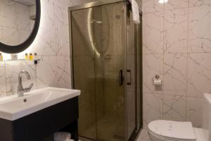 BakanlıklarAnatolia Luxury Hotel的带淋浴、卫生间和盥洗盆的浴室