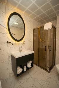 BakanlıklarAnatolia Luxury Hotel的一间带水槽、淋浴和镜子的浴室