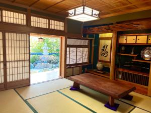 HinaseVilla SHINOBI -忍-的客房设有长凳和大窗户。