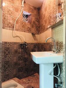 拉合尔Hosteller - Hostel & Hotel Johar Town Lahore的一间带水槽和淋浴的浴室