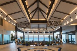 麦克坦Dusit Thani Mactan Cebu Resort的从度假村的大堂可欣赏到海景