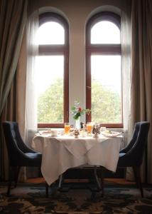 赫尔辛基坎普酒店 的带2个窗户的房间里一张桌子