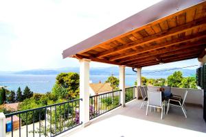 斯普利特卡Seaview Residence的享有水景的阳台