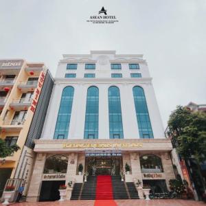 海阳Asean Hotel的前面有红地毯的建筑