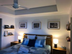 邓斯伯勒WAVE N' SOUL的一间卧室配有一张带蓝色和白色枕头的床