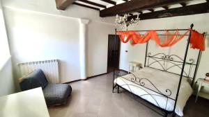 PorronaPoggio alla Pietra 26的一间带金属床和椅子的卧室