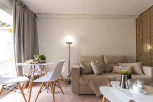 萨洛Apartamentos Alboran-Arysal的客厅配有沙发和桌子