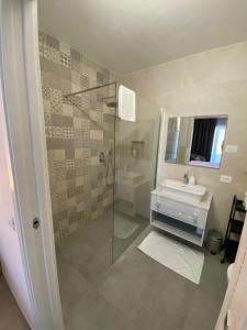 托尔博莱B&B Garda Home的带淋浴和盥洗盆的浴室