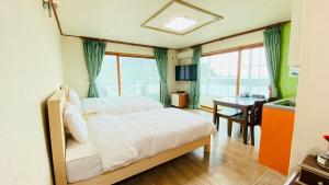 江陵市亿万汽车旅馆的一间卧室配有两张床、一张桌子和一张桌子