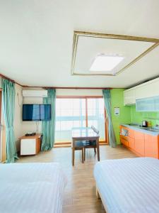江陵市亿万汽车旅馆的酒店客房设有两张床和一张桌子。