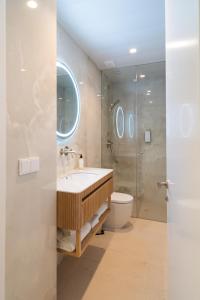 桑卢卡尔-德巴拉梅达CISNES PALACE的一间带水槽和卫生间的浴室