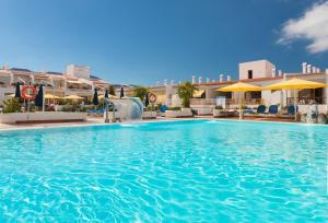 阿罗纳Spa & Sport Hotel Mar y Sol的喷泉度假村的游泳池