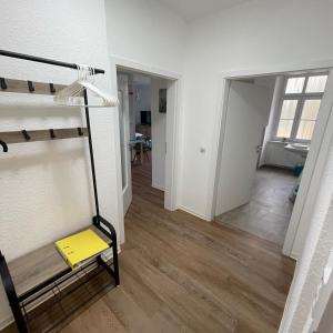 OschatzModerne Gästewohnung "Am Weinberg"mit Terrasse的客房设有双层床和走廊。