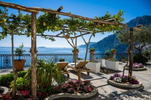 波西塔诺YourHome - Villa Aldo Marino的鲜花和海景庭院