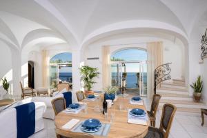 波西塔诺YourHome - Villa Aldo Marino的一间带桌椅的海景用餐室