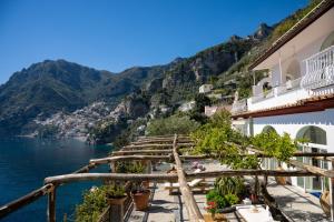 波西塔诺YourHome - Villa Aldo Marino的从酒店阳台可欣赏到阿马尔菲海岸的景色