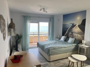 林孔-德拉维多利亚Studio 2 Sea front的一间卧室配有一张床,享有海景