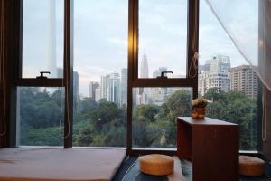 吉隆坡Romantic Log Cabin 2 - Heart of KL, near KLCC/KL Tower的享有城市美景的大窗户
