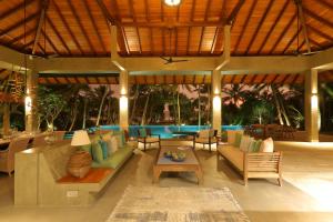 本托塔Kirana - A Santani Villa的客厅配有沙发、椅子和桌子