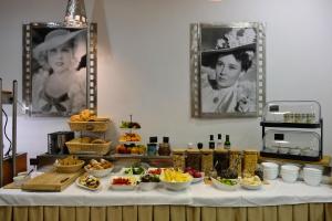 皮塞克毕欧格拉夫酒店的桌上的自助餐,包括一碗水果