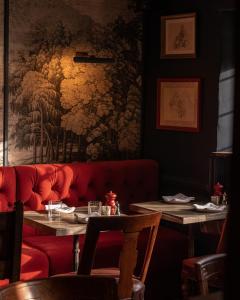 The Double Red Duke, Cotswolds餐厅或其他用餐的地方