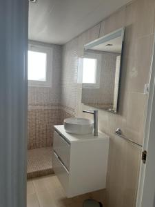 林孔-德拉维多利亚Studio 2 Sea front的一间带水槽和镜子的浴室