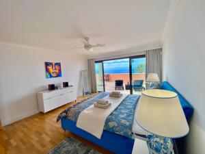 阿德耶BLUE DIAMOND luxury apartment with amazing seaview in Costa Adeje的一间享有海景的卧室,配有一张蓝色的床