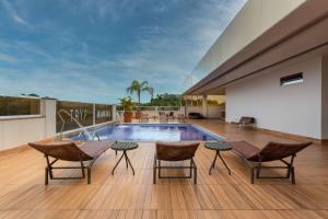 马瑙斯TRYP by Wyndham Manaus的屋顶上的游泳池