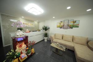 胡志明市PHÚ GIA BÙI VIỆN HOTEl的客厅配有沙发和桌子