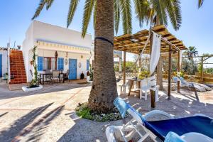桑坦伊Cas Padri by dracmallorca的棕榈树和椅子的度假村