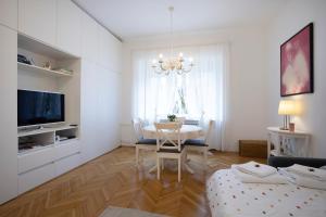 萨格勒布Vedrana-Free garage的白色的客厅配有桌子和吊灯