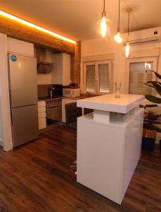 洛格罗尼奥Gran Reserva Suites centro alojamiento entero的厨房配有白色的柜台和冰箱。