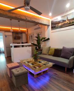 洛格罗尼奥Gran Reserva Suites centro alojamiento entero的客厅配有沙发和桌子