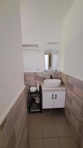 邦劳Selectum Mangrove Resort的一间带水槽和镜子的浴室
